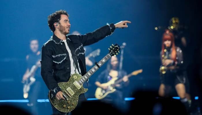 Kevin Jonas steals show with solo performance at Jonas Brothers’ Boston concert